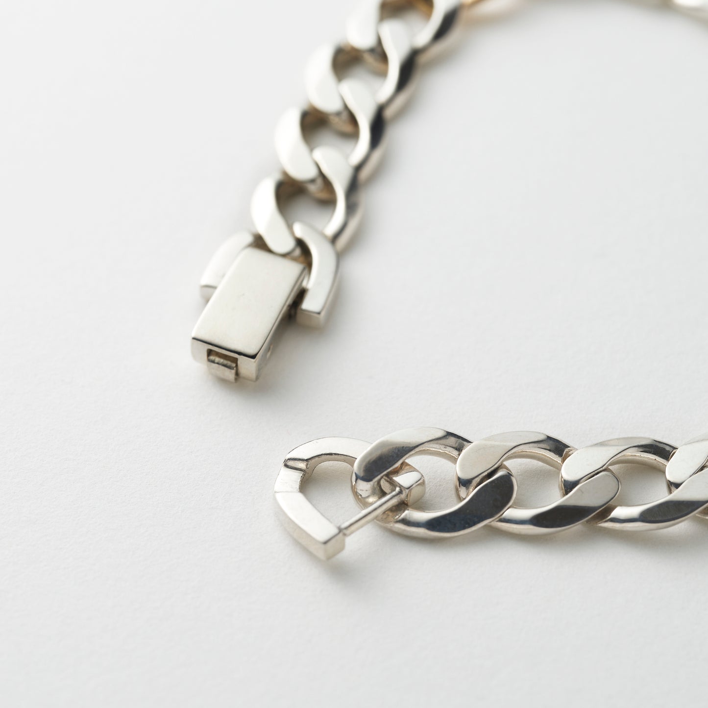 LARGE LIGHT CURB CHAIN BRACELET(3 GOLD LINKS)