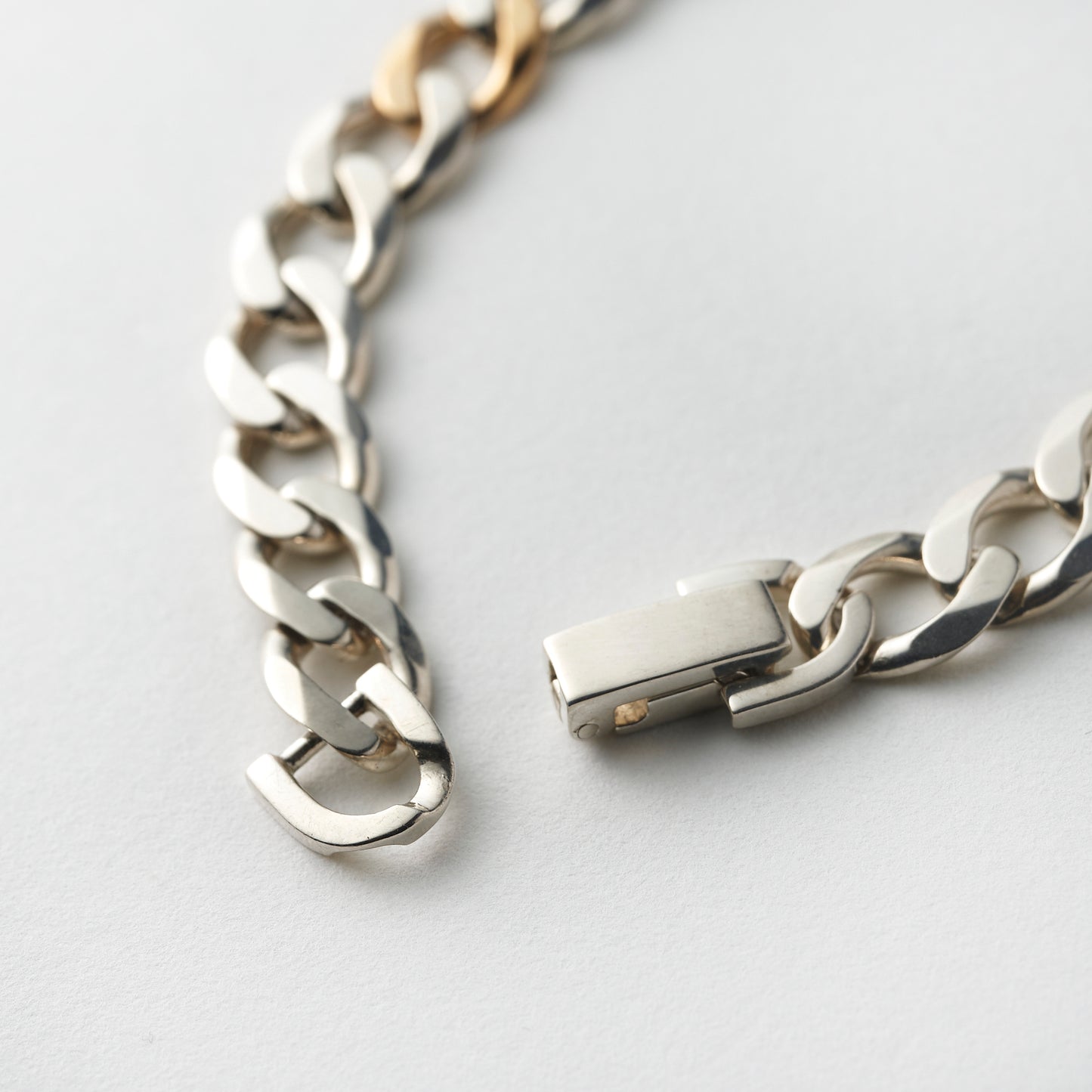 SMALL LIGHT CURB CHAIN BRACE(3 GOLD LINKS)