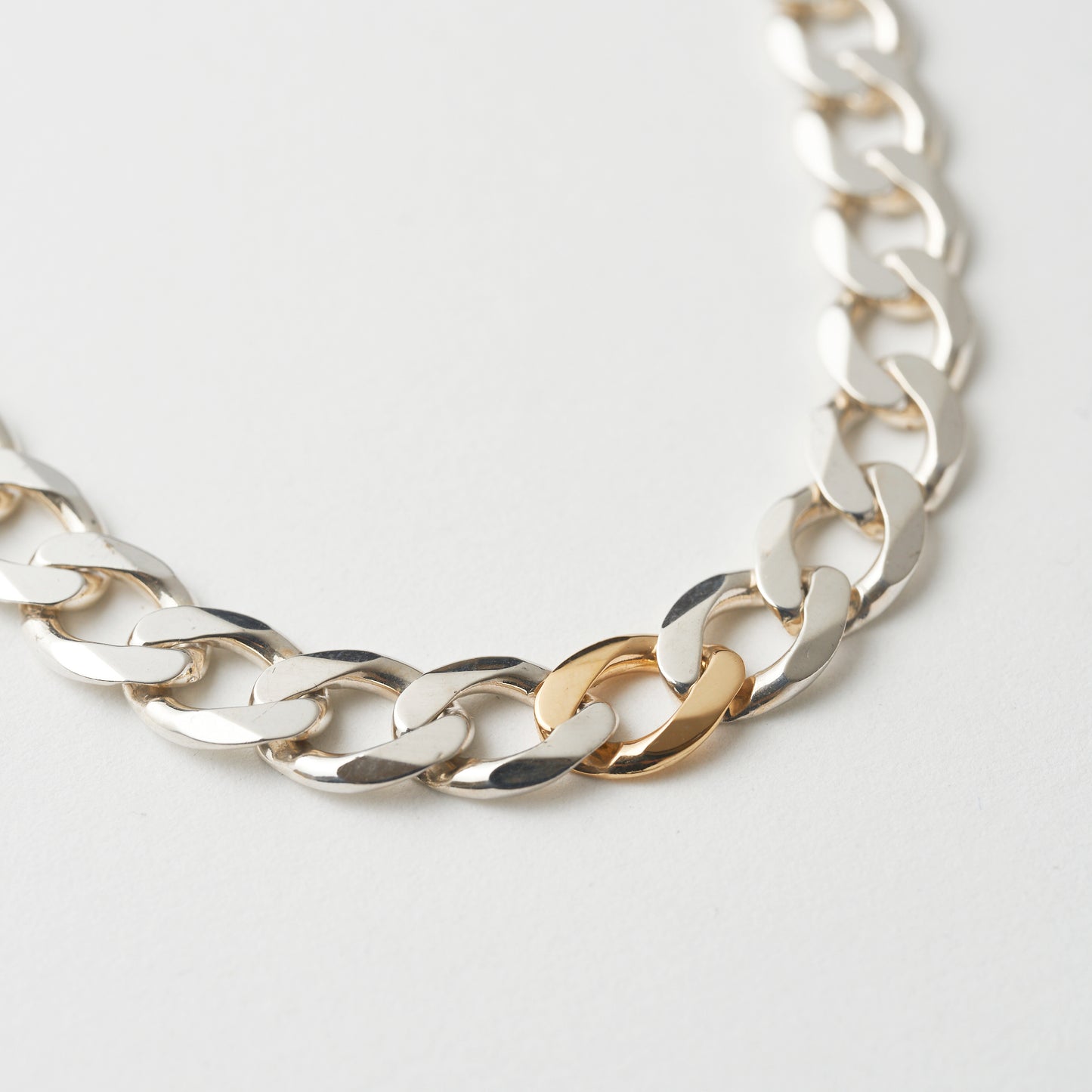 SMALL LIGHT CURB CHAIN NECKLACE(1 GOLD LINK)