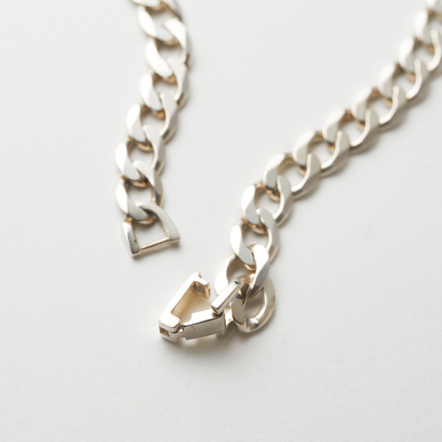 SMALL LIGHT CURB CHAIN NECKLACE(1 GOLD LINK)